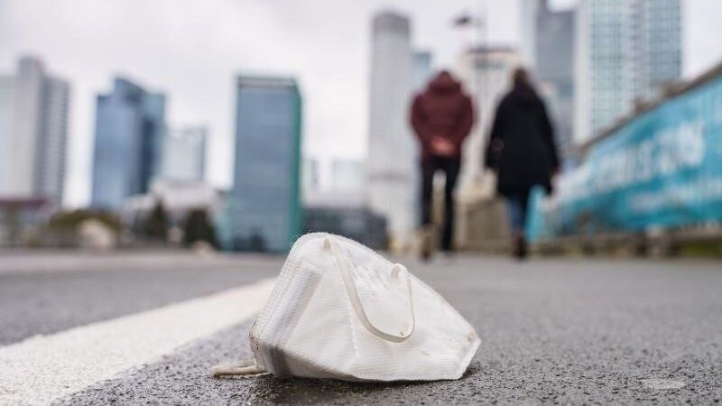 Eine FFP2-Maske liegt auf dem Boden in einer Großstadt. Der Rechnungshof hat die Beschaffung der Schutzmasken kritisiert.