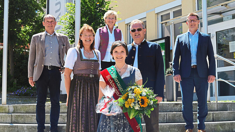 Blumen und ein Geschenk zum Abschied gab es für Bierkönigin Theresa Ecker im Beisein von (v. l.) drittem Bürgermeister Konrad Pöppel, Mama Elfriede, Inge Schlemmer vom Stadtmarketing, Vater Anton und Bürgermeister Helmut Fichtner.
