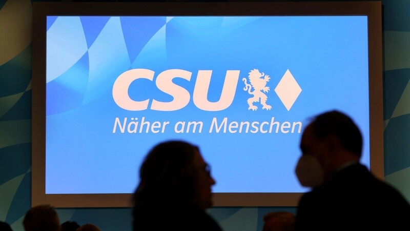 Das Logo der CSU bei einem Parteitag auf einem Bildschirm.