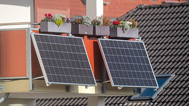 Solarmodule für ein sogenanntes Balkonkraftwerk: Der Markt Altdorf hat ein Förderprogramm aufgelegt.