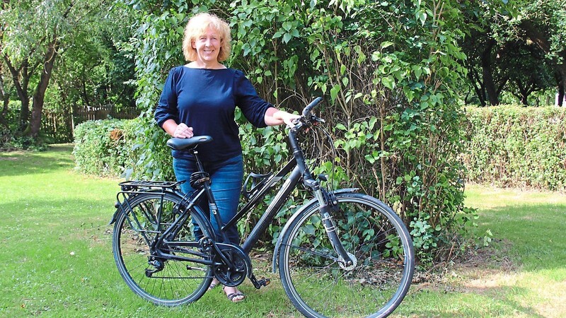 Martina Ulschmid in ihrem Garten in Waldmünchen. Von ihrer Radtour nach Combourg ist sie auch eine Woche nach ihrer Rückkehr hellauf begeistert.