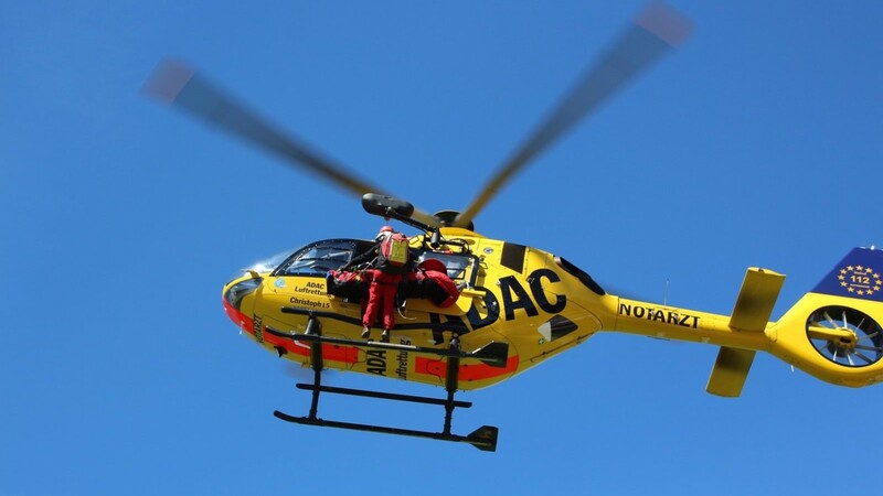 Zur Übergabe an den Rettungswagen wurde der Patient im Bergesack außenhängend zur Bergwachteinsatzzentrale in Lam geflogen.