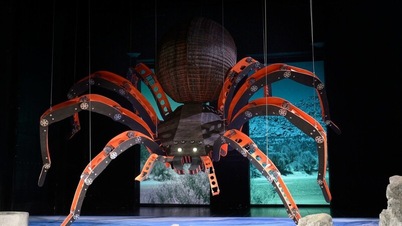 Wofür diese Spinne steht? Falsche Frage! Die Spinne war ein Vorschlag der Bühnenbildnerin und wurde zum Ausgangspunkt für René Polleschs Inszenierung.