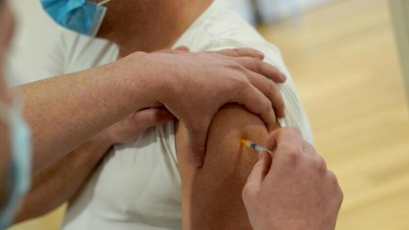 Ein Mann lässt sich in einem Hamburger Fitnessstudio gegen das Coronavirus impfen.