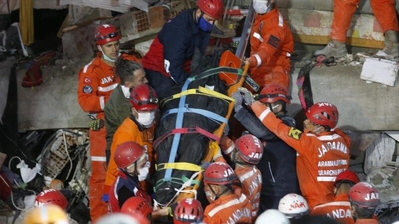 Nach einem Erdbeben in der Ägäis wird nach Überlebenden und Opfern gesucht.