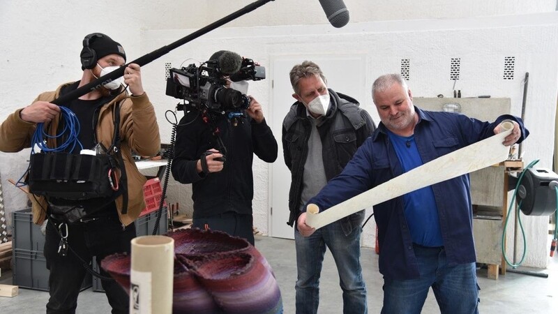 Peter Lang, Norbert Haberger und dessen Filmteam (von rechts) im Atelier in Gleißenberg.