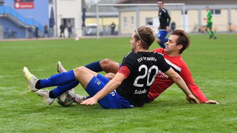 Der TSV Bogen (vorne Kapitän Balthasar Sabadus) musste sich dem 1. FC Bad Kötzting um Michael Faber geschlagen geben.