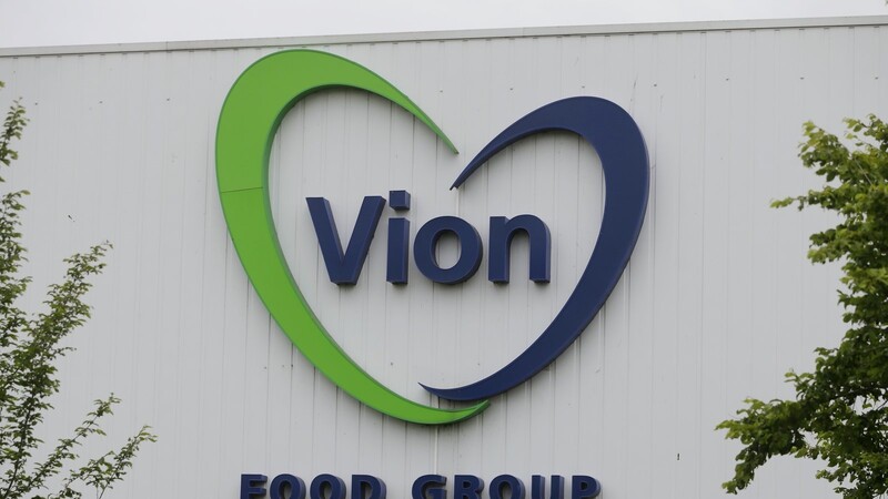 Vion (hier das Logo des Unternehmens an einem Firmengebäude im niederländischen Groenlo) betreibt laut eigener Auskunft den Standort Landshut seit September mit 3G am Arbeitsplatz.