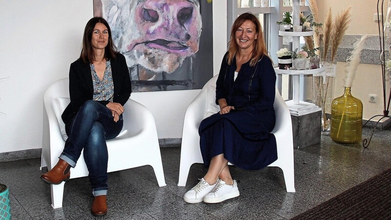 Die Ausstellung im Rötzer Fürstenkasten ist nicht die erste, die Künstlerin Jessica Heigl (links) und Gastronomin Christine Deml gemeinsam auf die Beine gestellt haben.