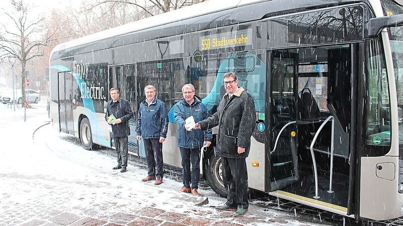 Oberbürgermeister Max Gotz, Martin Scharf, Andreas Scharf und Landrat Martin Bayerstorfer vor dem geliehenen Elektro-Bus.