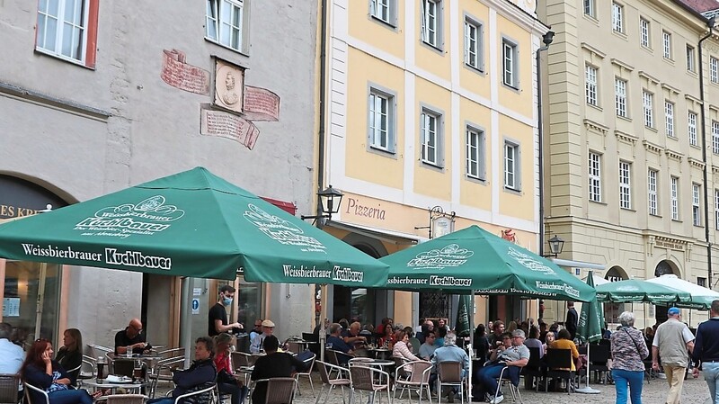Trotz der aktuell kühleren Temperaturen sind sie gut besucht, die Außensitzflächen der Cafés und Restaurants in der Altstadt - wie hier am Haidplatz.