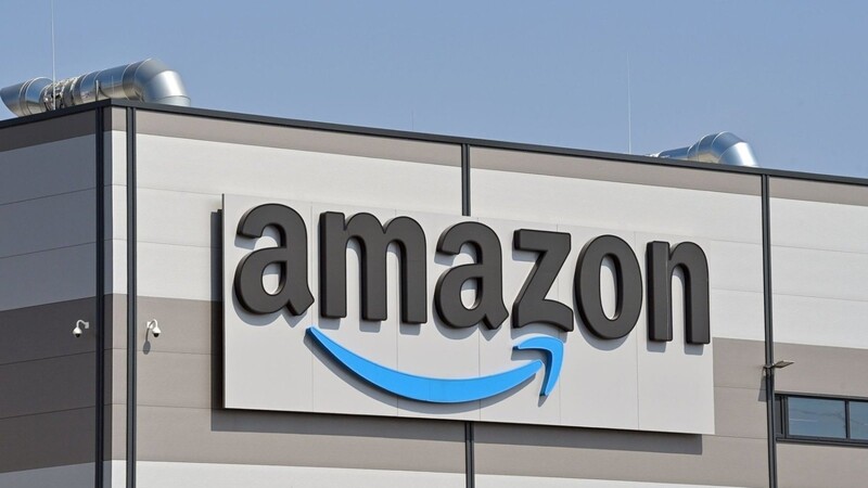 Der Internet-Konzern Amazon hat mit dem ersten größeren Personalabbau in seiner Firmengeschichte begonnen.