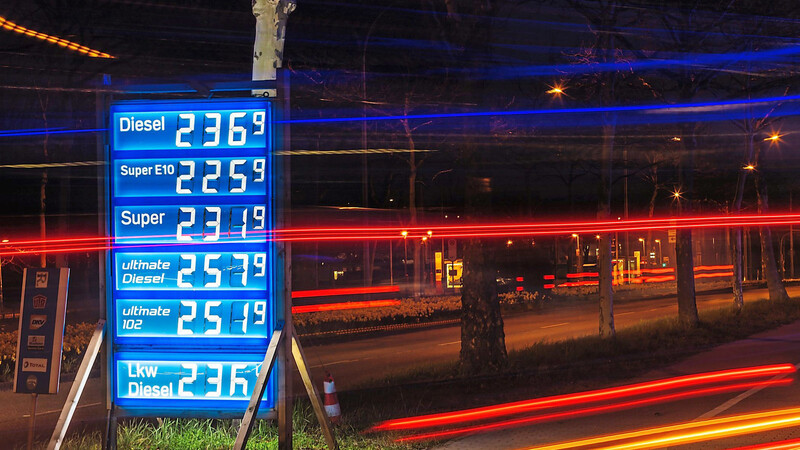 Die Preise für Treibstoffe sind aufgrund des Krieges in der Ukraine auf einem Rekordhoch. Die Regierung will gegensteuern. Diskutiert wird unter anderem ein Tankrabatt.