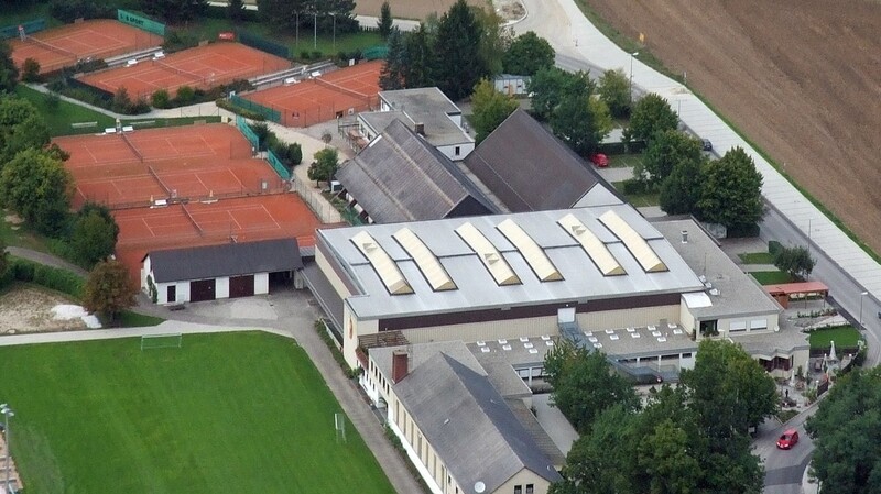 In der Mitte des Bildes ist die Vilstalhalle zu sehen. Sie befindet sich zwischen den Tennisplätzen und der TSV-Halle.