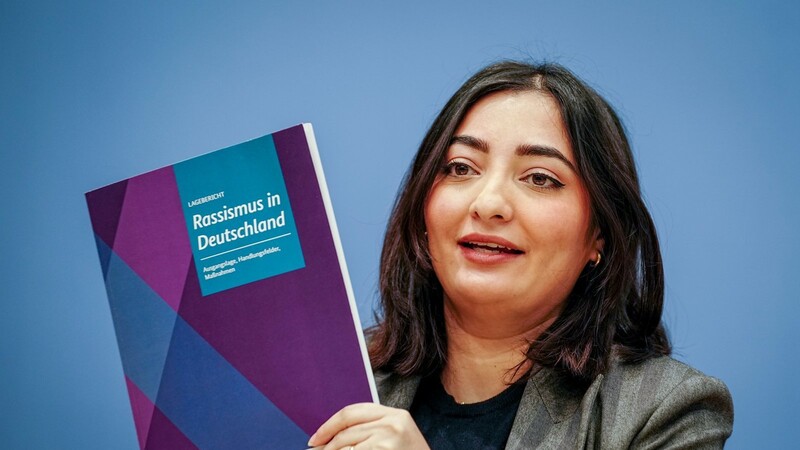 "Alle Menschen müssen hier sicher, in Würde und mit gleichen Chancen leben", fordert Reem Alabali-Radovan, die Beauftragte der Bundesregierung für Antirassismus, bei der Vorstellung des 13. Lageberichts "Rassismus in Deutschland".