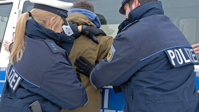 Symbolbild: Ein 71-Jähriger hatte in der S-Bahn keinen Fahrschein dabei. Bei einer Kontrolle wurde er so aggressiv, dass er schließlich einen Bundespolizisten in die Hand biss.