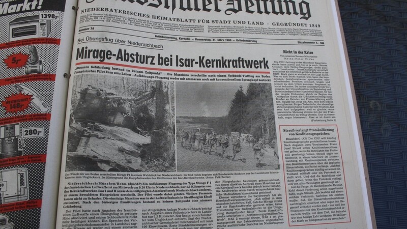 Der Flugzeugabsturz 1988 auf der Titelseite der Landshuter Zeitung vom 31. März, damals Gründonnerstag.
