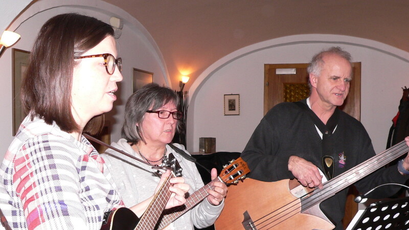Andrea, Elfriede und Hermann sangen Lieder von Simon and Garfunkel.