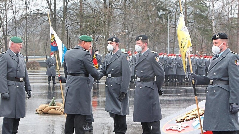 Oberst Klaus-Peter Berger und Brigadekommandeur Andreas Kühne (von links) heißen die neuen Kompaniechefs willkommen.
