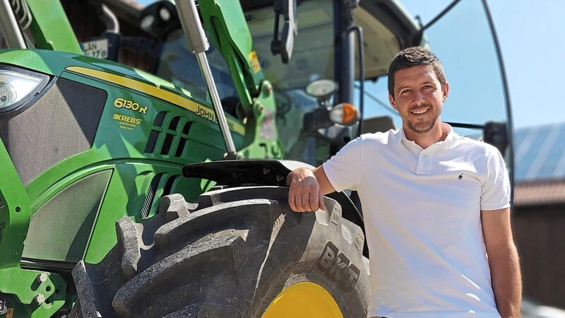Das Traktor-Fahrerhaus ist sein neues "Arbeitszimmer": Wallersdorfs 2. Bürgermeister Daniel Schneider wagt einen beruflichen Tapetenwechsel vom sicheren Bürojob zur schwiegerelterlichen Landwirtschaft.