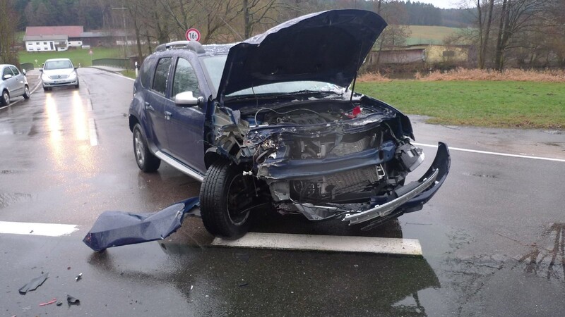 Insgesamt entstand an beiden Fahrzeugen ein Schaden von rund 20000 Euro.