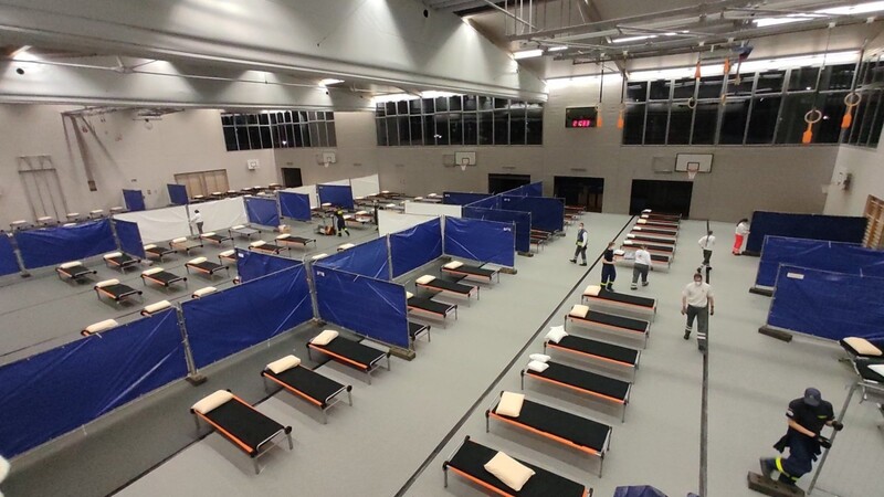 In wenigen Stunden wurde die Realschul-Turnhalle am Mittwochabend in eine Notunterkunft für Flüchtlinge verwandelt.