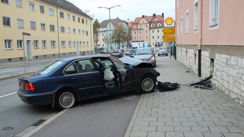 Am Donnerstag knallte ein BMW mit Vollgas gegen ein Haus in der Regensburger Innenstadt. Laut Aussage des Fahrers (29) hatte sich das Gaspedal verklemmt.