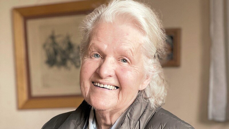 "Ich lass' sie nicht hängen": Trotz ihrer mittlerweile 88 Jahre schneidert Liane Eder weiterhin für den Drachenstich, soweit ihre Kräfte es erlauben.