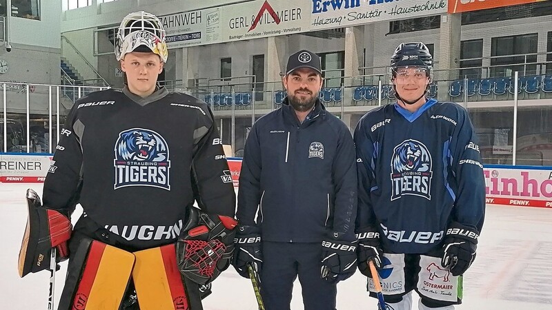 Für Tigers-Neuzugang Florian Bugl ist es nicht neu, für Torwarttrainer Manuel Litterbach und Mario Zimmermann (von links) dagegen schon: das Eishockeytraining im gesamten Sommer auf Eis, um die Grundlagen für die Saison zu legen und sich besser kennenzulernen.