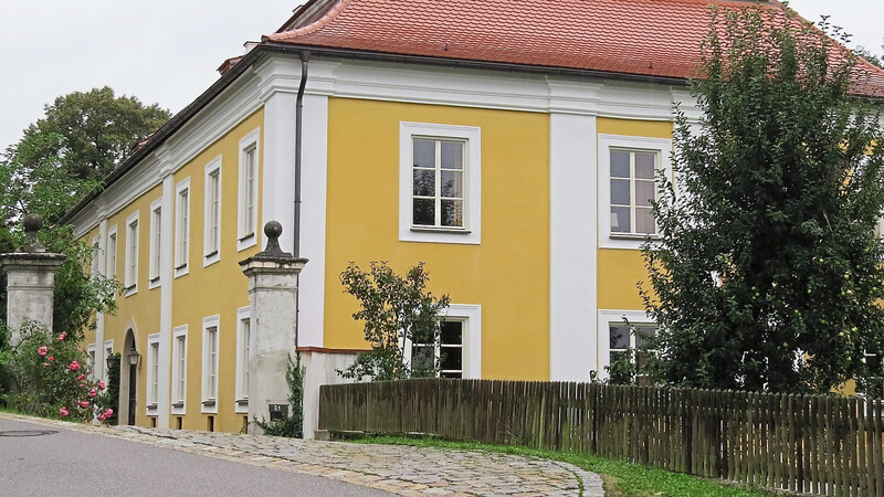 Im sogenannten "Klösterl" lebte Pater Roman Zirngibl während seiner Aufenthalte in Haindling. Vor einigen Jahren ist das stattliche und unter Denkmalschutz stehende Gebäude von den jetzigen Eigentümern saniert worden.