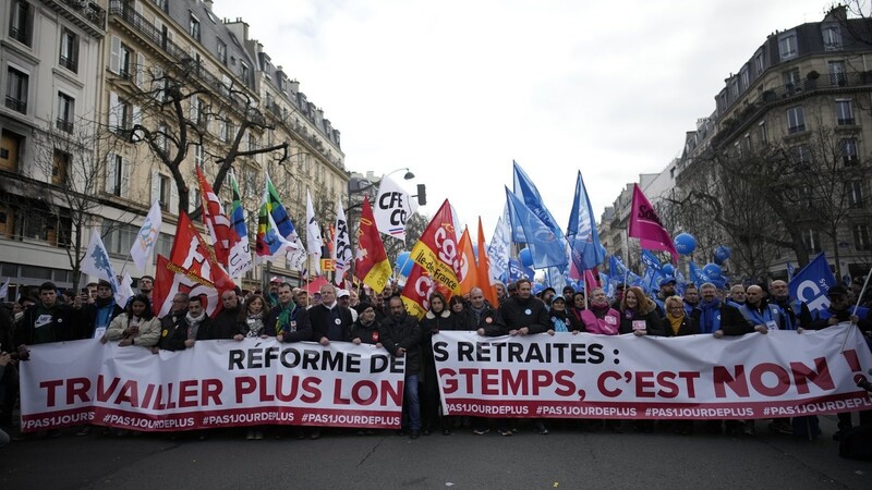 Ein neuerlicher Protesttag in Frankreich gegen die geplante Rentenreform steht an. Dabei erscheint sie unausweichlich - auch aufgrund eines gesetzgeberischen Tricks, den die Regierung anwendet.