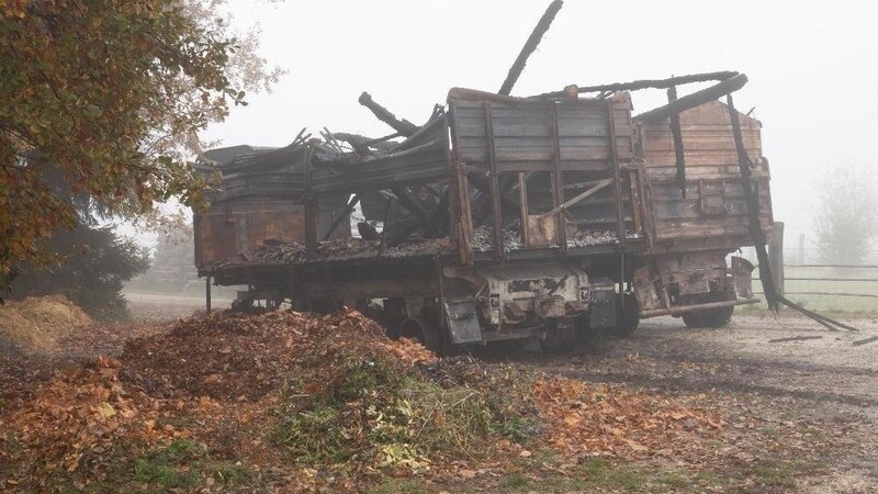 Ein Bild der Zerstörung zeigte sich am Sonntag nach dem nächtlichen Brand im Landkreis Deggendorf.