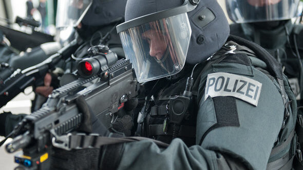 Symbolbild: Das SEK stürtme am Dienstag ein Haus in Rötz wegen Verdachts auf Waffenbesitz.
