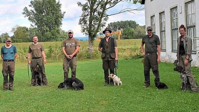 Die Jagdkommission und der Jagdpächter sind von den Prüfungsleistungen der sieben Hunde mit ihren Hundeführern beeindruckt.