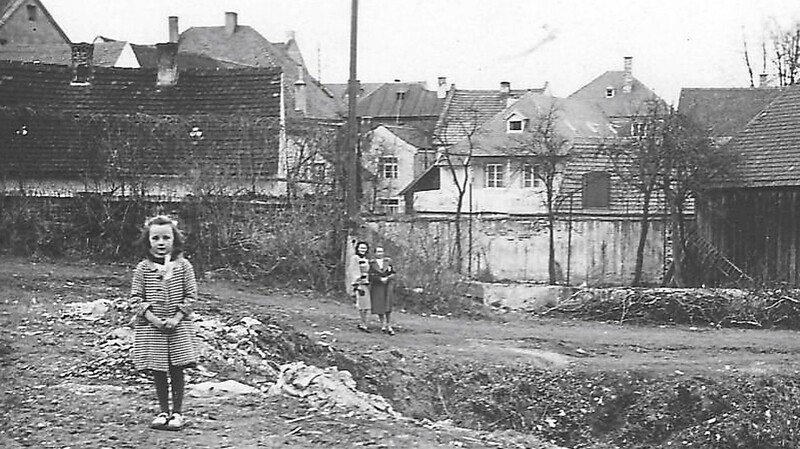 Diese Aufnahme aus dem Jahr 1942 zeigt ein Kind, das vor einem Teil des Stadtgrabens, an dieser Stelle Serglgraben genannt, steht. Aufgenommen wurde das Bild in etwa vom heutigen Maria-Ward-Platz aus.
