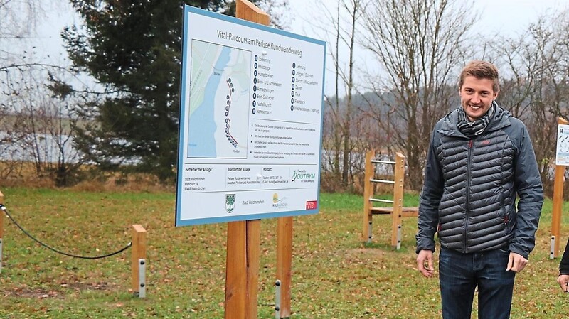 Als Jugendbeauftragter des Stadtrats freut sich Andreas Eisenhart, dass mit dem neuen Vital-Parcours am Perlsee-Rundwanderweg nun eine Idee der Jugend umgesetzt wurde.