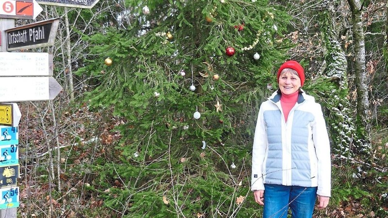 Heidi Zeitlhöfler hatte die Idee zum Christbaumschmücken in freier Natur nahe der Ortschaft Pfahl in Viechtach.