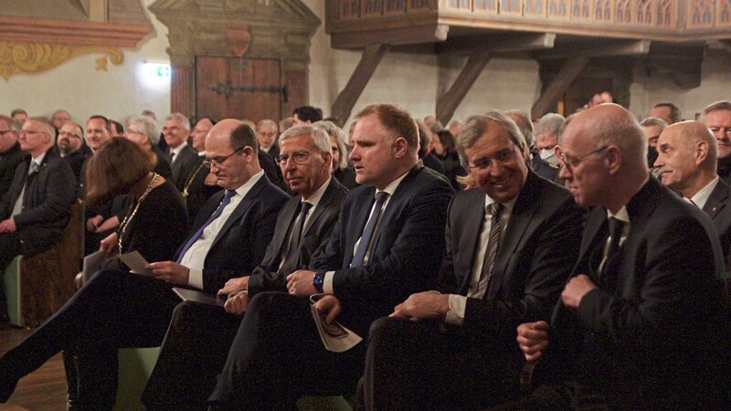 Unter den Gästen befanden sich zahlreiche Vertreter aus Politik, Kirche und Gesellschaft. Auch der bayerische Finanzminister Albert Füracker (l.) war da.