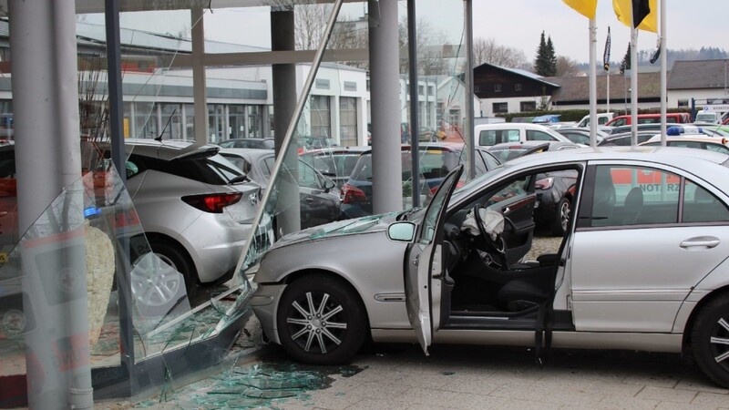 Vermutlich krankheitsbedingt krachte ein 53-jähriger Mann mit seinem Wagen ins Schaufenster eines Autohauses.