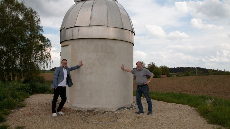 Endlich ist sie fertig. Christoph Skornia (links) und Gero Rupprecht freuen sich darauf, wenn die Mitglieder der Sternenfreunde Furth ihre Volkssternwarte für Himmelsbeobachtungen und Astrofotografie benutzen können.