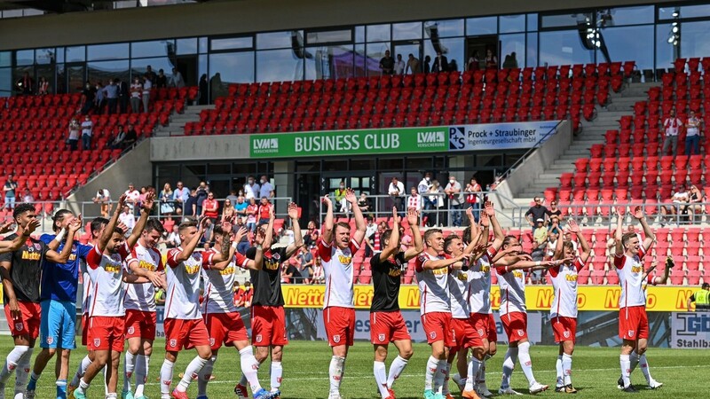 Die Spieler des SSV Jahn können sich auf bis zu 10.105 Zuschauer gegen den 1. FC Nürnberg freuen.