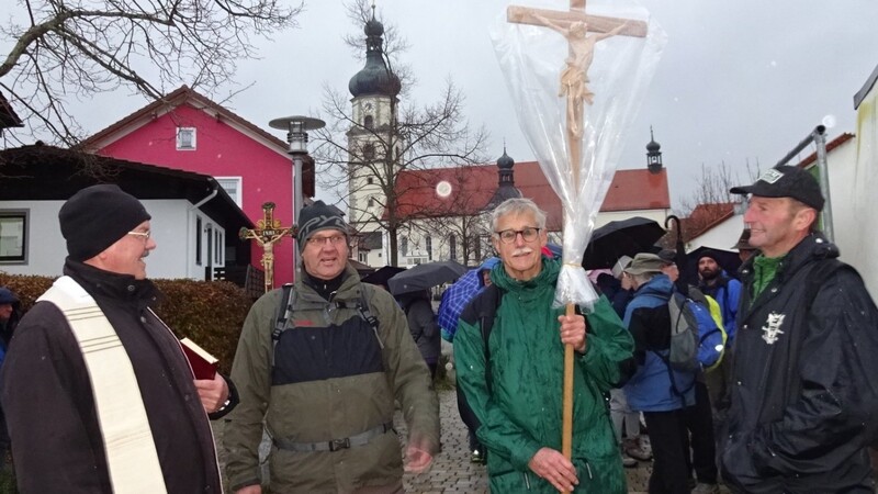 Alois Vogl nimmt das neue Prozessionskreuz in Empfang.