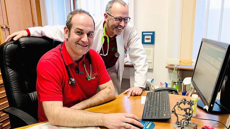 Die Ärzte Dr. Stefan Enderlein (links) und Dr. Hans-Jürgen Hackl ergänzen ab dem 7. Januar ihr Terminvereinbarungs- und Kontaktsystem mit einer webbasierten Smartphone-App.