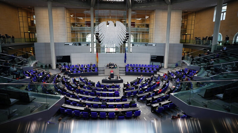 Bundeskanzlerin Angela Merkel (CDU) spricht am Freitag in der Plenarsitzung des Bundestags. Thema ist die erste Lesung zur Änderung des Infektionsschutzgesetzes.