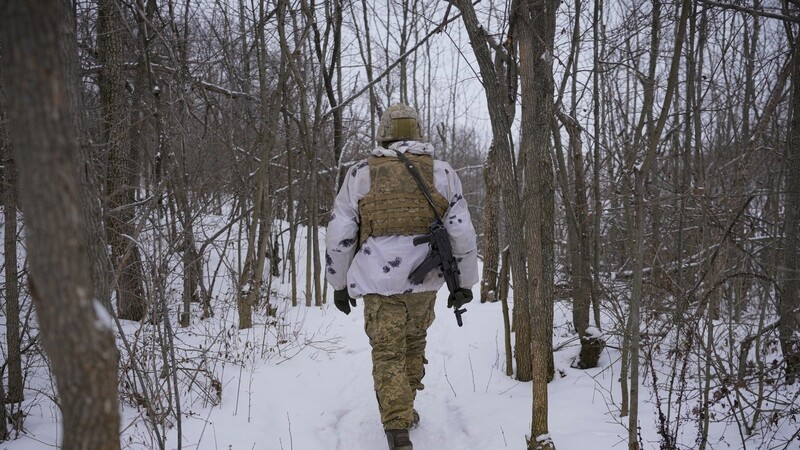 Ein ukrainischer Soldat begibt sich zu einer vorgeschobenen Position an der Frontlinie in der Region Luhansk in der Ostukraine. Bei den massiven Spannungen zwischen Russland und dem Westen im Konflikt um die Ukraine ist auch nach den schriftlichen Antworten der USA und der Nato kein Ende in Sicht.