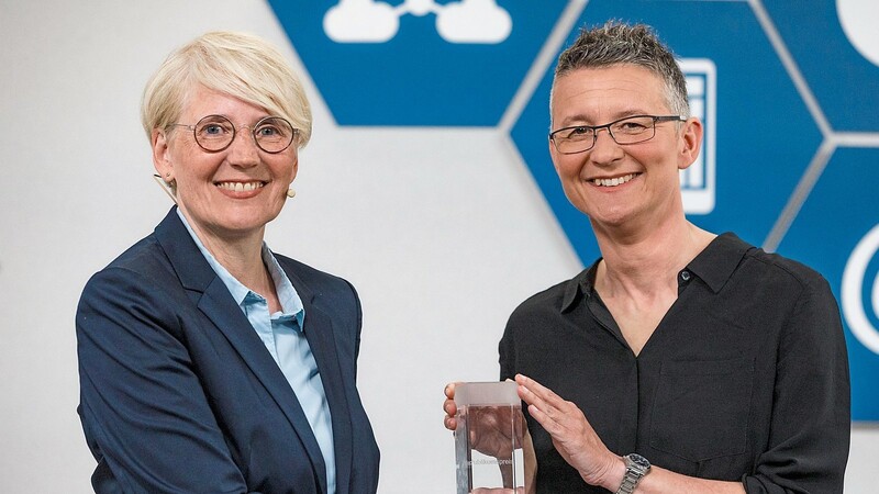 Halten den Publikumspreis des Digitalen Gesundheitspreis von Novartis in Händen: (von links) Norina Lauer von der OTH Regensburg und Sabine Corsten (Katholischen Hochschule Mainz).