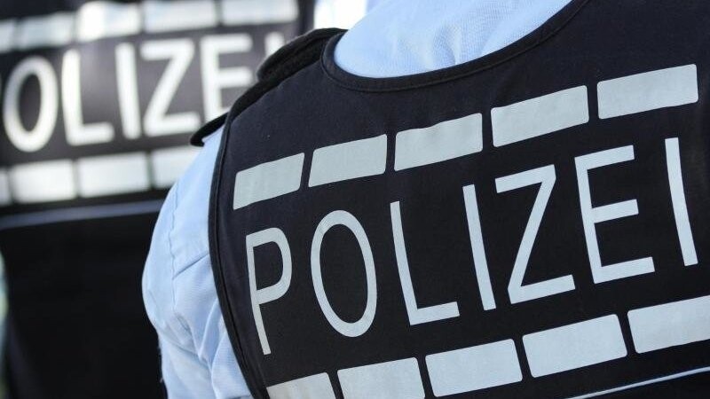 In Polizei-Westen gekleidete Polizisten. Foto: Silas Stein/dpa