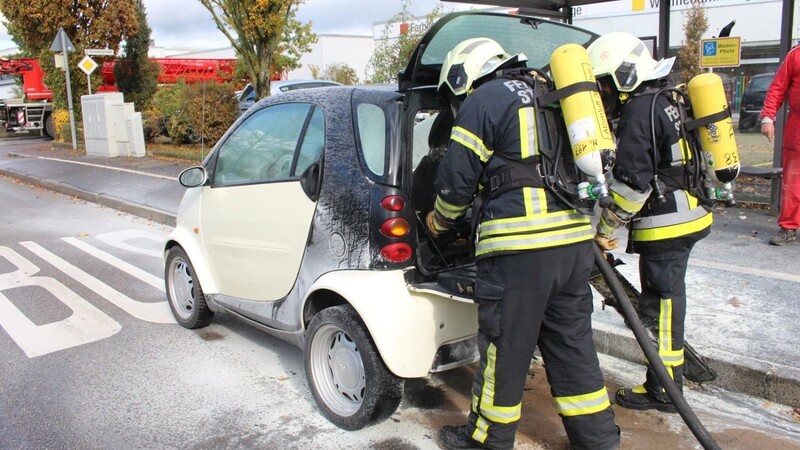 In der Borsigstraße in Straubing ist am Donnerstagmittag ein Auto in Brand geraten.