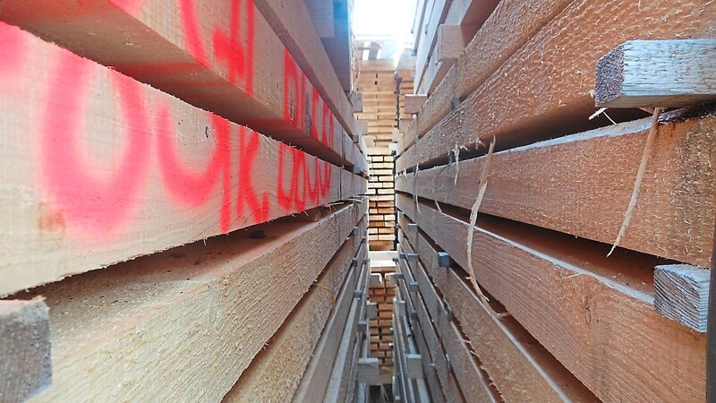 Schnittholz für ein Teredo-Haus lagert in Stapeln beim Sägewerk von Rainer Scheitinger.