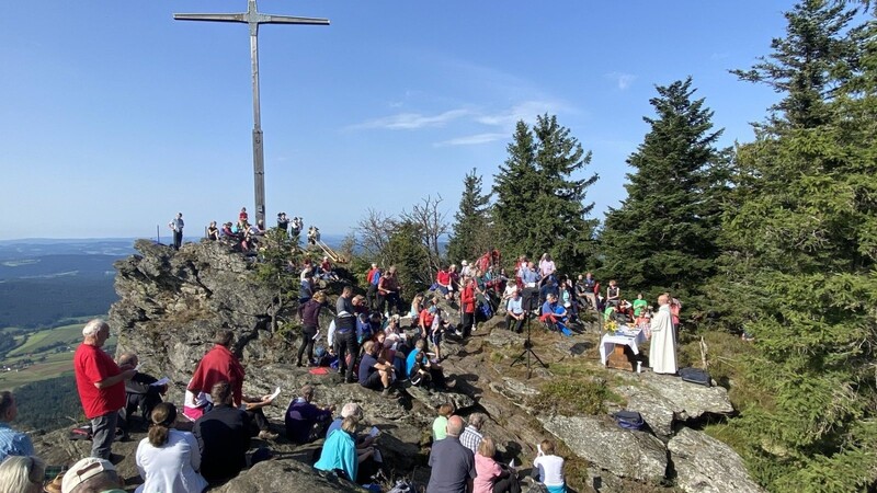 Zahlreiche Gläubige hatten sich rund um das Gipfelkreuz versammelt, wo Stadtpfarrer Thomas Winderl die Bergmesse zelebrierte.